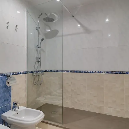 Very 5-bedroom 2 Full Bathroom Apartman